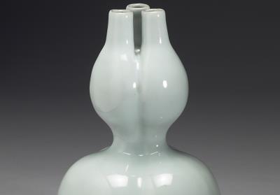 图片[2]-Gourd-shaped vase with three-neck body in pale green glaze, Qing dynasty, Qianlong reign (1736-1795)-China Archive